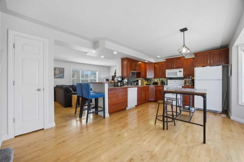 172 Somme Manor Sw, Calgary, AB - Indoor Photo Showing Kitchen