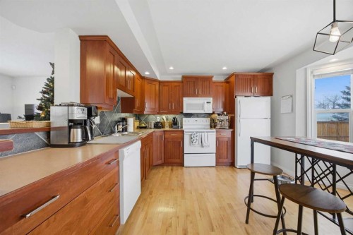 172 Somme Manor Sw, Calgary, AB - Indoor Photo Showing Kitchen