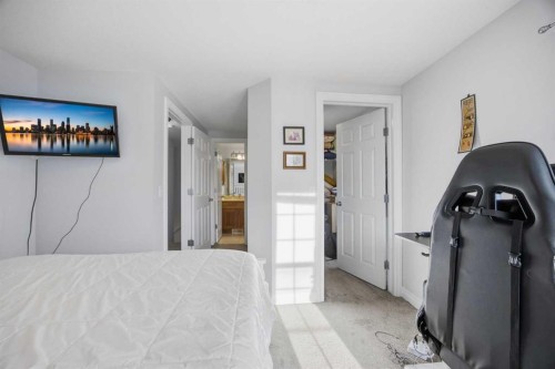 172 Somme Manor Sw, Calgary, AB - Indoor Photo Showing Bedroom