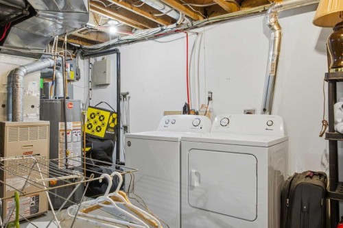 172 Somme Manor Sw, Calgary, AB - Indoor Photo Showing Laundry Room
