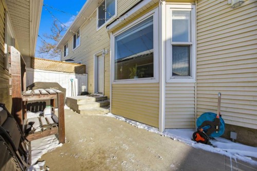 172 Somme Manor Sw, Calgary, AB - Outdoor With Exterior