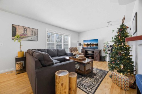 172 Somme Manor Sw, Calgary, AB - Indoor Photo Showing Living Room