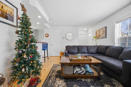 172 Somme Manor Sw, Calgary, AB - Indoor Photo Showing Living Room