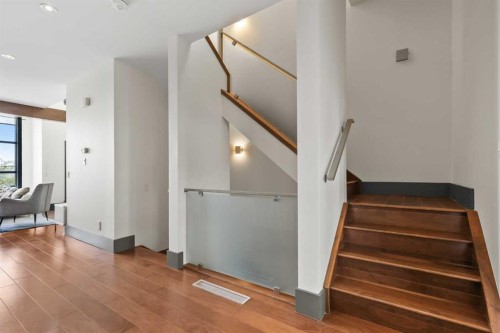 2217 17 Street Sw, Calgary, AB - Indoor Photo Showing Other Room