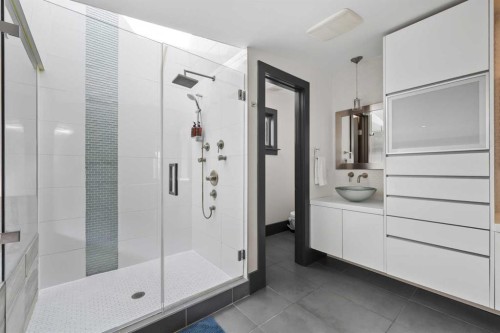 2217 17 Street Sw, Calgary, AB - Indoor Photo Showing Bathroom