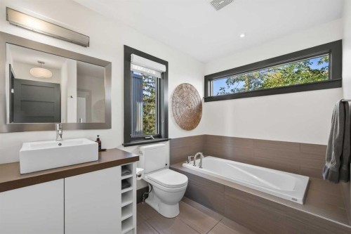 2217 17 Street Sw, Calgary, AB - Indoor Photo Showing Bathroom