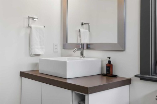 2217 17 Street Sw, Calgary, AB - Indoor Photo Showing Bathroom