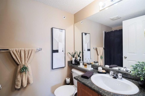 3418-60 Panatella Street Nw, Calgary, AB - Indoor Photo Showing Bathroom