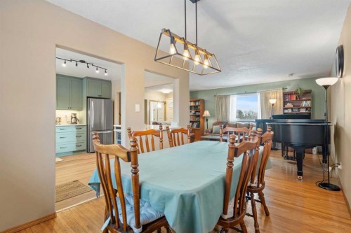 7819 Fairmount Drive Se, Calgary, AB - Indoor Photo Showing Dining Room