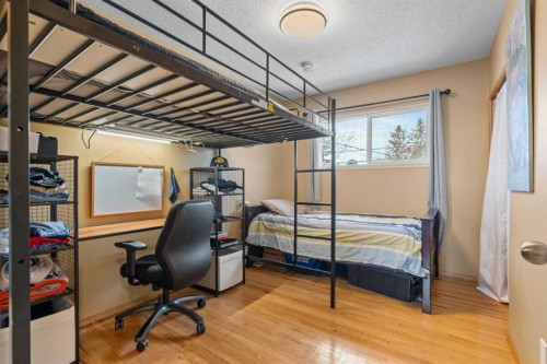 7819 Fairmount Drive Se, Calgary, AB - Indoor Photo Showing Bedroom