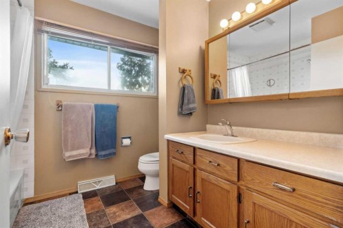 7819 Fairmount Drive Se, Calgary, AB - Indoor Photo Showing Bathroom