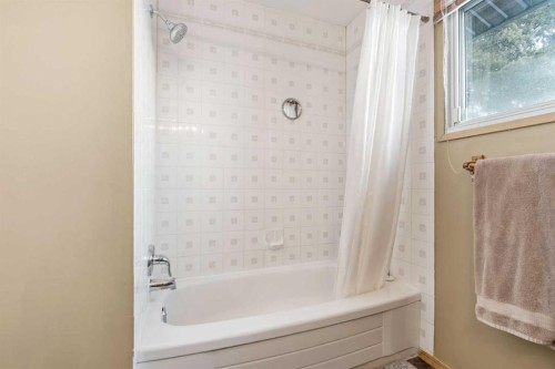 7819 Fairmount Drive Se, Calgary, AB - Indoor Photo Showing Bathroom