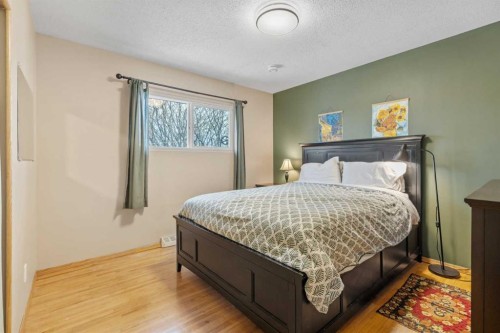 7819 Fairmount Drive Se, Calgary, AB - Indoor Photo Showing Bedroom