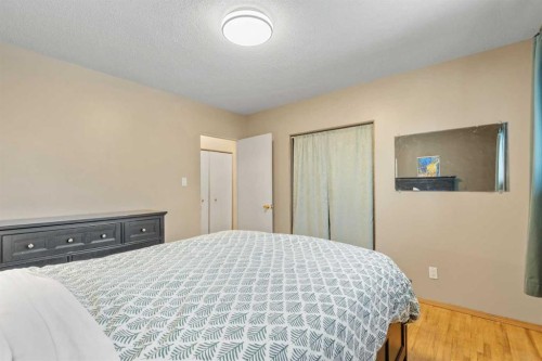 7819 Fairmount Drive Se, Calgary, AB - Indoor Photo Showing Bedroom