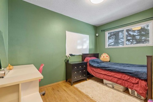 7819 Fairmount Drive Se, Calgary, AB - Indoor Photo Showing Bedroom