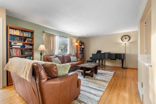 7819 Fairmount Drive Se, Calgary, AB - Indoor Photo Showing Living Room
