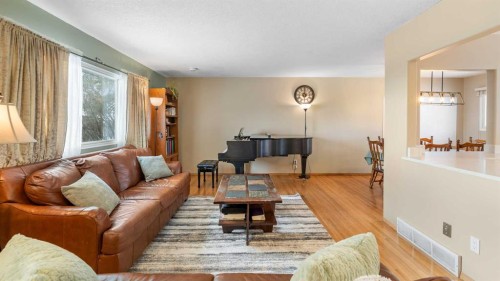 7819 Fairmount Drive Se, Calgary, AB - Indoor Photo Showing Living Room
