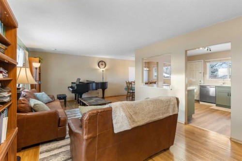 7819 Fairmount Drive Se, Calgary, AB - Indoor Photo Showing Living Room