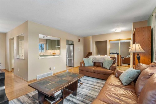 7819 Fairmount Drive Se, Calgary, AB - Indoor Photo Showing Living Room