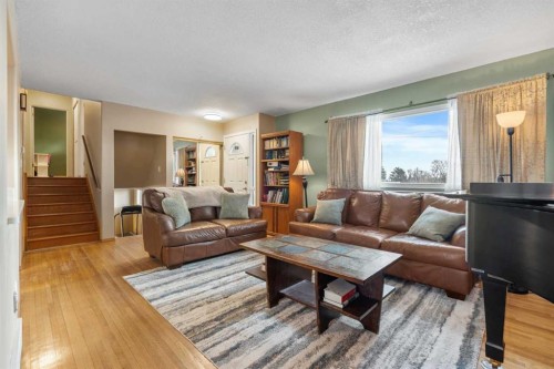 7819 Fairmount Drive Se, Calgary, AB - Indoor Photo Showing Living Room