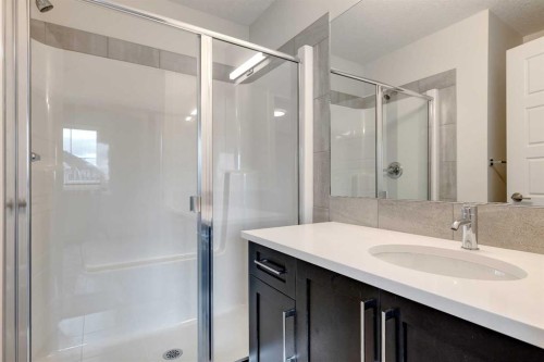 338 Sundown Road, Cochrane, AB - Indoor Photo Showing Bathroom
