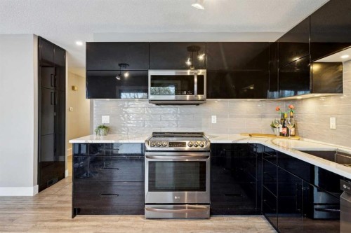 5432 Silverdale Drive Nw, Calgary, AB - Indoor Photo Showing Kitchen With Upgraded Kitchen