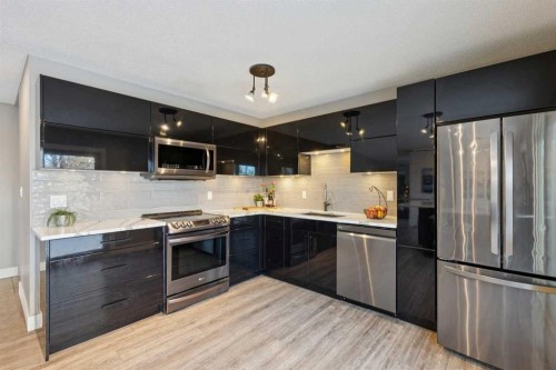 5432 Silverdale Drive Nw, Calgary, AB - Indoor Photo Showing Kitchen With Upgraded Kitchen