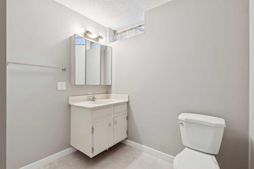 5432 Silverdale Drive Nw, Calgary, AB - Indoor Photo Showing Bathroom