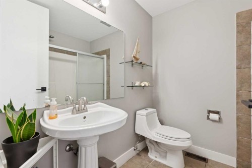 5432 Silverdale Drive Nw, Calgary, AB - Indoor Photo Showing Bathroom