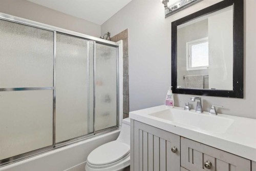 5432 Silverdale Drive Nw, Calgary, AB - Indoor Photo Showing Bathroom