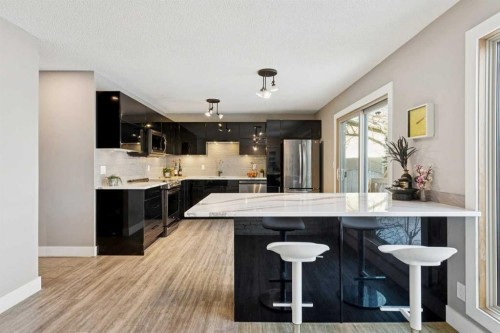 5432 Silverdale Drive Nw, Calgary, AB - Indoor Photo Showing Kitchen With Upgraded Kitchen