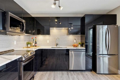 5432 Silverdale Drive Nw, Calgary, AB - Indoor Photo Showing Kitchen With Upgraded Kitchen