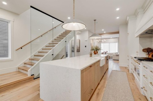 2810 26 St, Calgary, AB - Indoor Photo Showing Kitchen With Upgraded Kitchen