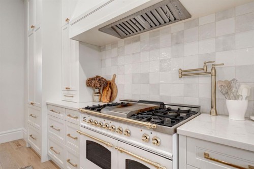 2810 26 St, Calgary, AB - Indoor Photo Showing Kitchen