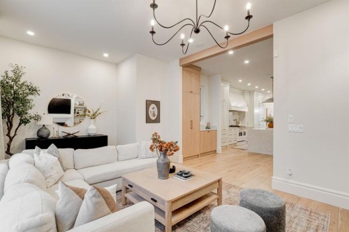 2810 26 St, Calgary, AB - Indoor Photo Showing Living Room