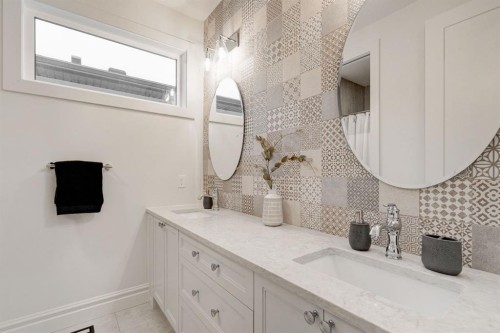 2810 26 St, Calgary, AB - Indoor Photo Showing Bathroom
