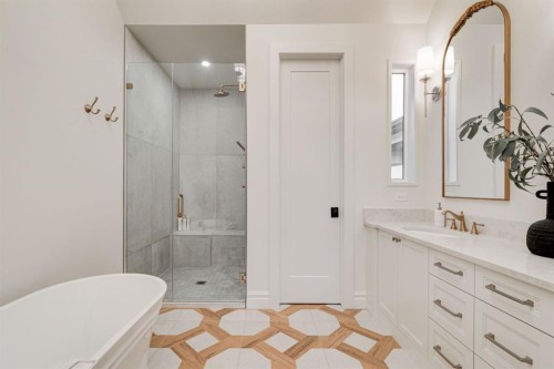 2810 26 St, Calgary, AB - Indoor Photo Showing Bathroom