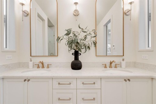 2810 26 St, Calgary, AB - Indoor Photo Showing Bathroom