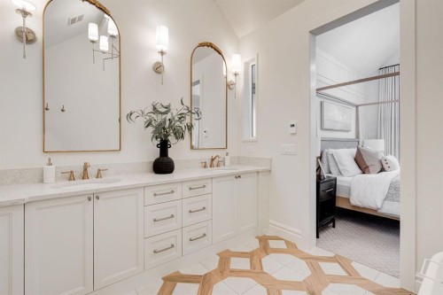 2810 26 St, Calgary, AB - Indoor Photo Showing Bathroom