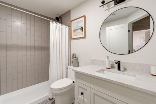 2810 26 St, Calgary, AB - Indoor Photo Showing Bathroom