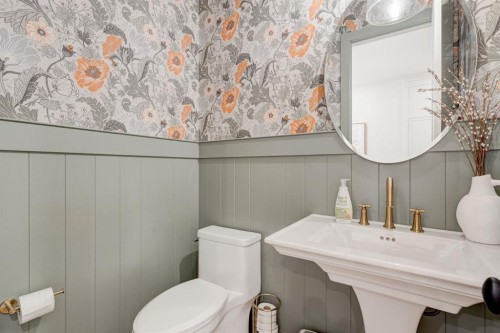 2810 26 St, Calgary, AB - Indoor Photo Showing Bathroom