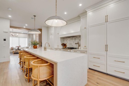 2810 26 St, Calgary, AB - Indoor Photo Showing Kitchen With Double Sink With Upgraded Kitchen