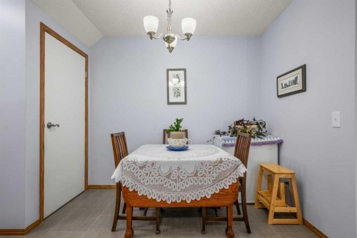 147 Somervale Park Sw, Calgary, AB - Indoor Photo Showing Dining Room