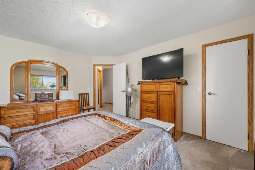 147 Somervale Park Sw, Calgary, AB - Indoor Photo Showing Bedroom