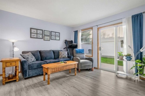 147 Somervale Park Sw, Calgary, AB - Indoor Photo Showing Living Room