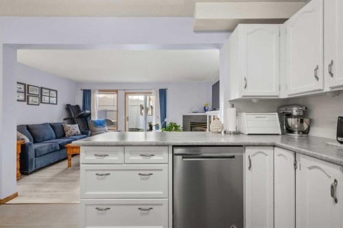 147 Somervale Park Sw, Calgary, AB - Indoor Photo Showing Kitchen
