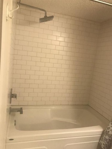 2135 Spiller Road Se, Calgary, AB - Indoor Photo Showing Bathroom