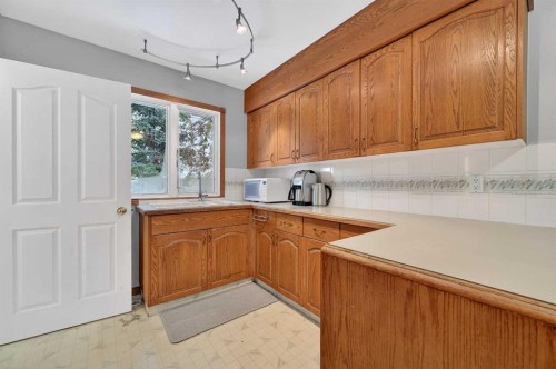 920 42 Street Sw, Calgary, AB - Indoor Photo Showing Kitchen