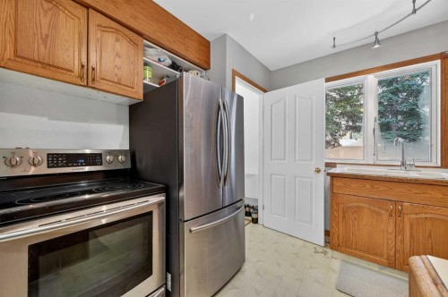 920 42 Street Sw, Calgary, AB - Indoor Photo Showing Kitchen
