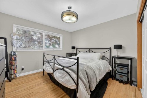 920 42 Street Sw, Calgary, AB - Indoor Photo Showing Bedroom